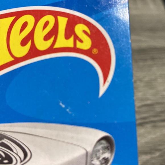 Hot Wheels | Art Cars #4 of 10 Cars: Fish’d & Chip’d - 1:64 Scale Die Cast - Picture 11 of 14